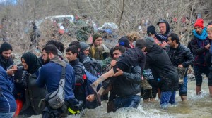 Migliaia di persone stanno dirigendosi verso la Macedonia attraversando il fiume
