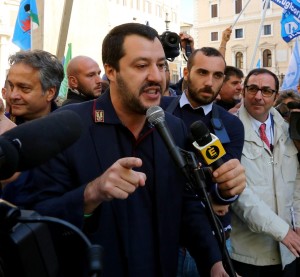 Salvini-con-divisa-Polizia-Leva-torni-obbligatoria-14-1024x945