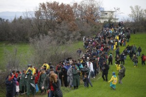 Migrants walk through a field looking for a way to cross the Greek-Macedonian border, near the village of Idomeni March 14, 2016. REUTERS/Stoyan Nenov